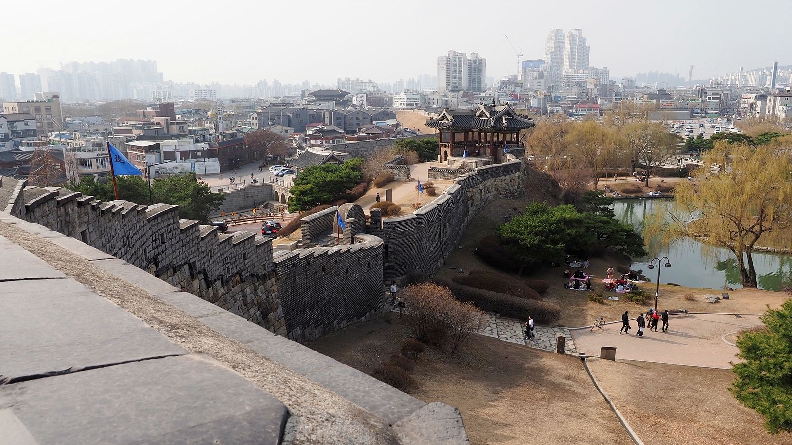 도심에 밀착해 있는 수원 화성 성벽. 오른쪽은 용연, 가운데 누각이 방화수류정이다.